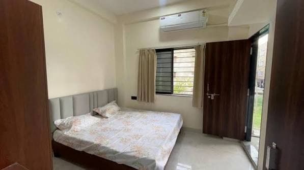 रहने हेतु स्वतंत्र 2-3 BHK पक्का मकान